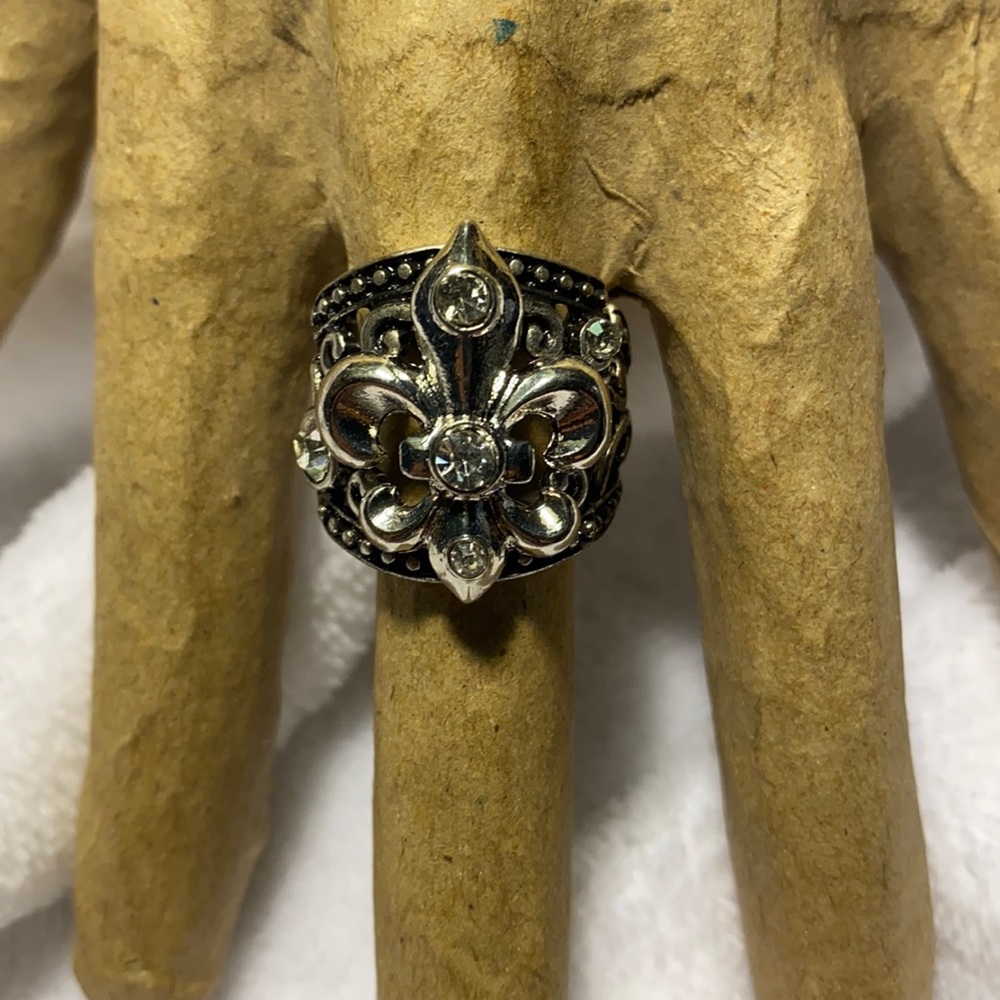 Unique Fleur-de-Lis Crystal Bling Stretch Statement Ring size 7+